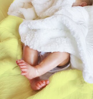 Fleece Baby Blanket - Have Your Child's Name with a Giraffe Scene Onto the Blanket